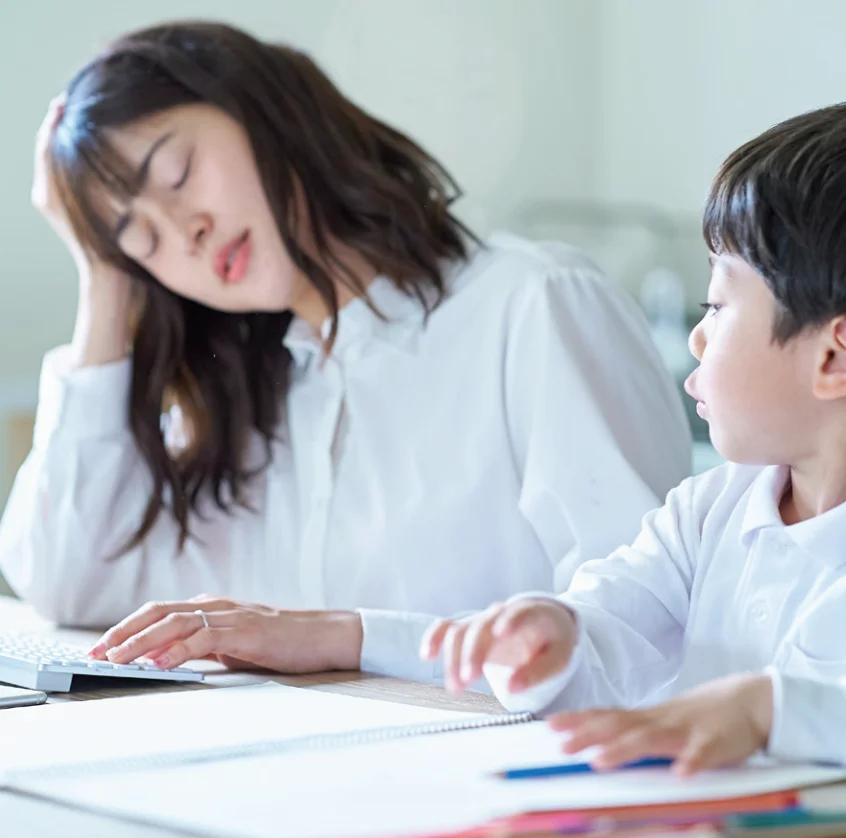 自宅で仕事と家族対応をする女性